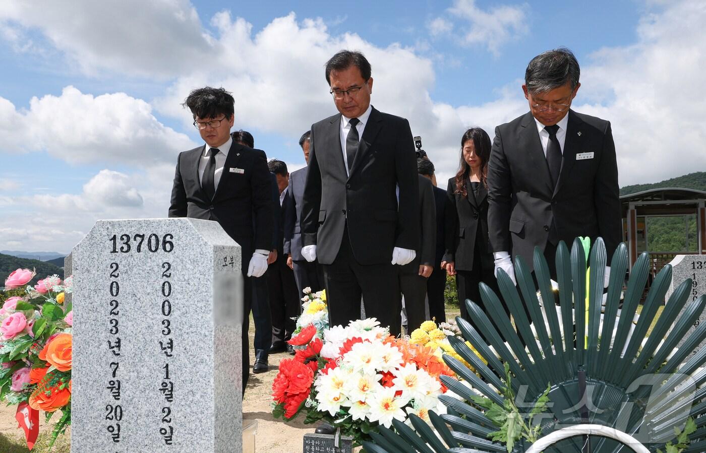 순직 해병 수사 외압 사건을 맡은 이명현 특별검사 등 특검 지휘부가 지난 7월 1일 대전 국립현충원 채상병 묘역을 참배했다. &#40;공동취재&#41; 2025.7.1/뉴스1 ⓒ News1 김기태 기자