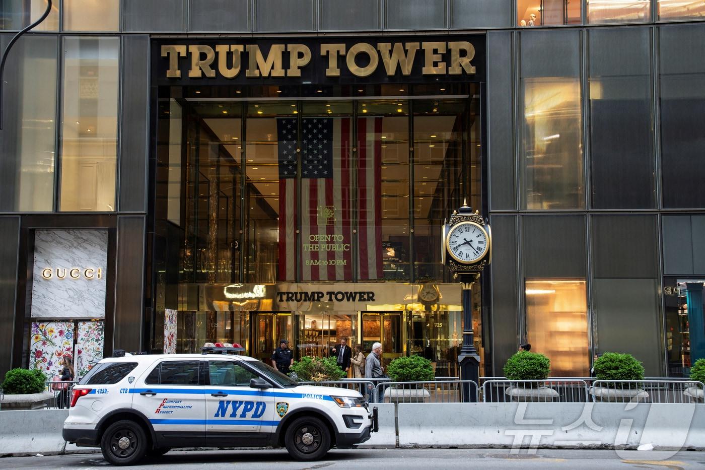 16일 미국 뉴욕시의 트럼프 타워에서 공개 행사가 열리는 가운데 뉴욕 경찰관이 경비를 서고 있다. 2025.6.16 ⓒ 로이터=뉴스1 ⓒ News1 강민경 기자