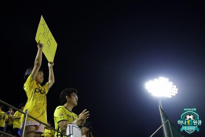 본문 이미지 - 축구장 분위기가 너무 험악해지고 있다. 눈살 찌푸려지는 장면들이 너무 많이 나온다. 아이들과 함께 가는 것이 걱정되는 수준이다. (한국프로축구연맹 제공)