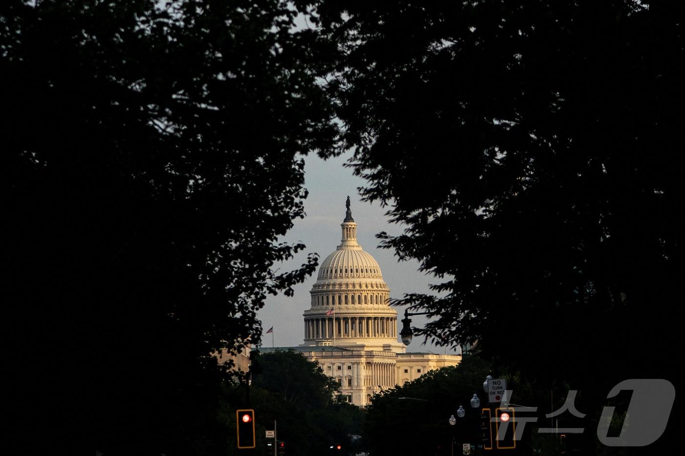 6월 30일 미국 연방의회 의사당 앞에서 신호등이 바뀌고 있다. 2025.6.30 ⓒ 로이터=뉴스1 ⓒ News1 강민경 기자