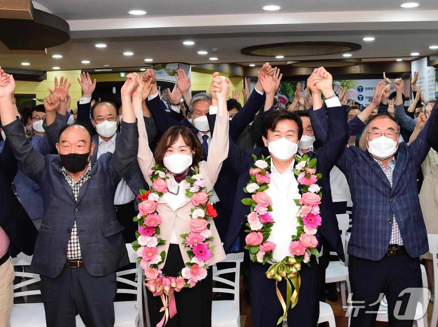 본문 이미지 - 조규일 진주시장 후보가 2022년 6월 2일 당선이 확정되자 선거사무실에서 지지자들과 환호하고 있다. 2022.6.2 ⓒ 뉴스1 DB