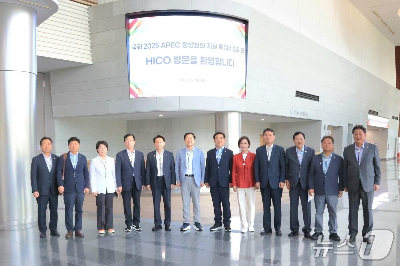 지난달 30일, 경주시 화백컨벤션센터(HICO)에서 열린 국회 APEC 정상회의 지원 특별위원회 현장방문에서 위원들이 기념촬영을 하고 있다.(경주시 제공. 재판매 및 DB 금지)2025.7.1/뉴스1