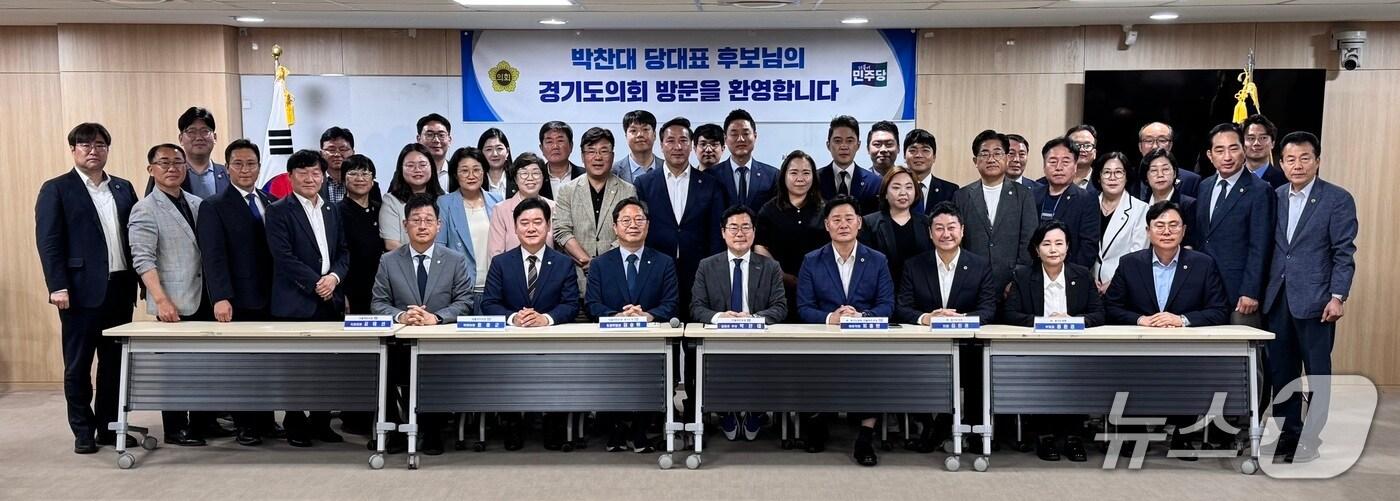 더불어민주당 당대표 선거에 출마한 박찬대 의원(앞줄 왼쪽에서 네 번째)이 1일 경기도의회에서 자당 도의원들을 만나 지지를 부탁했다.2025.7.1/뉴스1 ⓒ News1 송용환 기자