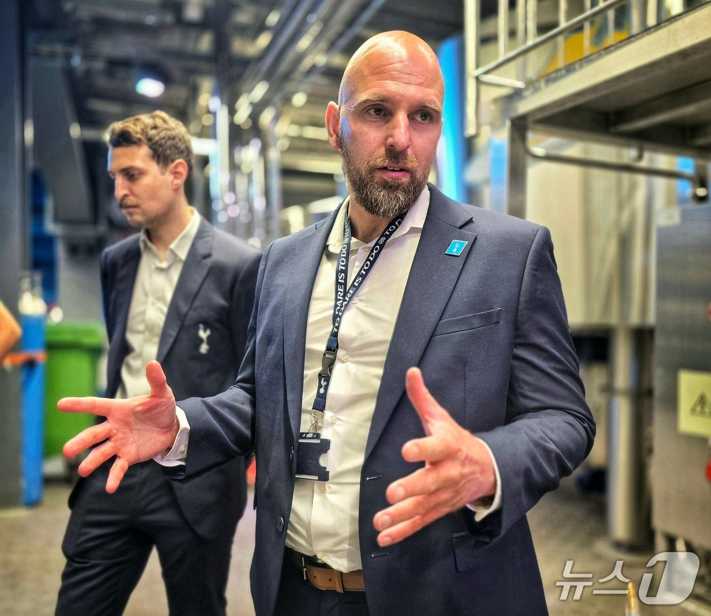 본문 이미지 - 지난달 25일(현지시간) 런던 북부 토트넘 홋스퍼 스타디움에서 만난 토니 스티븐스 홍보총괄이 토트넘 구단의 기후대응·지속가능 전략에 대해 설명하고 있다. ⓒ 뉴스1 황덕현 기자