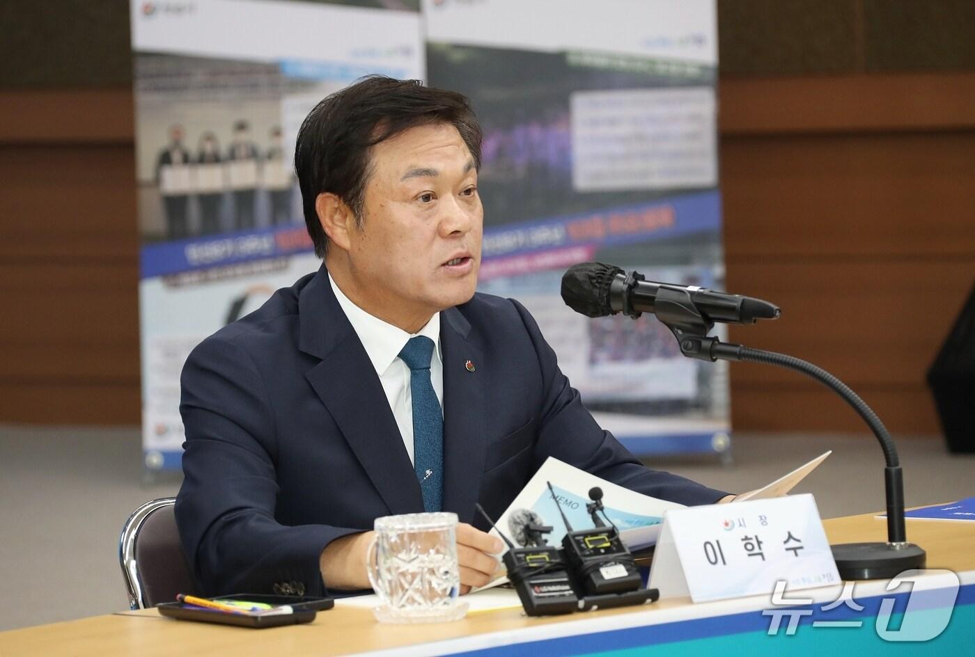 1일 전북 정읍시청에서 민선8기 출범 3주년 기자회견이 진행된 가운데 이학수 시장이 미래 정읍 발전을 위한 청사진을 제시하고 있다.(정읍시 제공. 재판매 및 DB금지)/뉴스1 