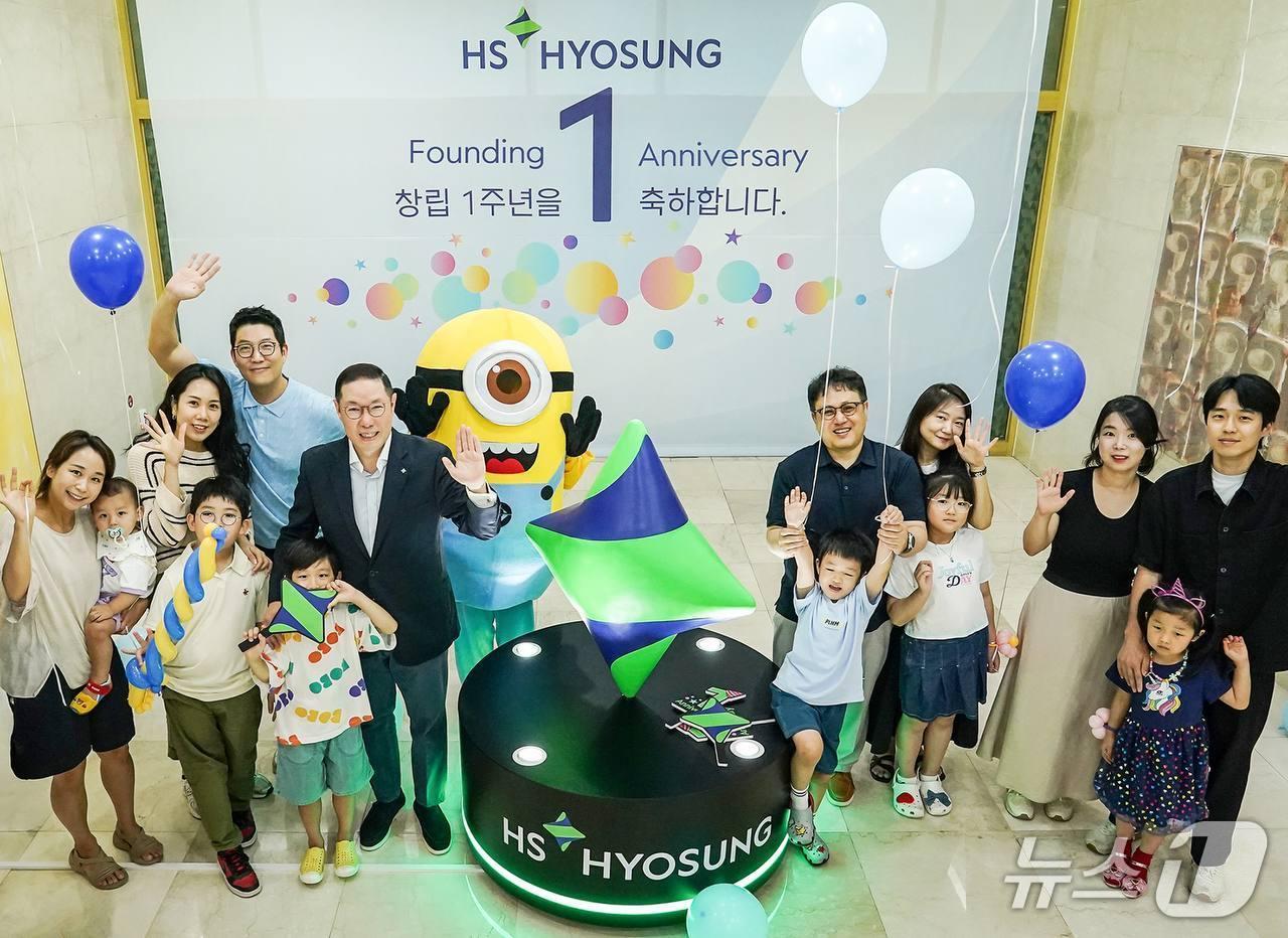 본문 이미지 - 조현상 HS효성 부회장(가운데)이 창립 1주년을 맞이해 임직원 자녀들을 초청해 패밀리데이를 진행하고 있다.(HS효성 제공)
