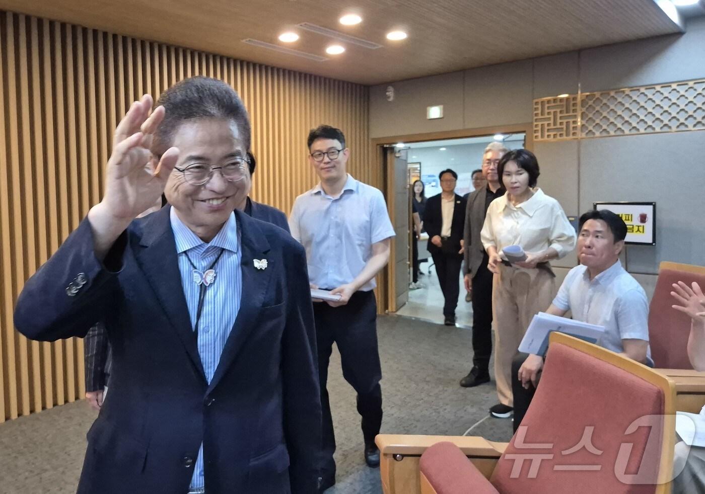 이철우 경북지사는 1일 경북 도청 다목적실에서 열린 기자회견장을 들어오며 기자들과 직원들에게 손을 들어 인사하며 활짝 웃고 있다.. ⓒ News1 김대벽기자