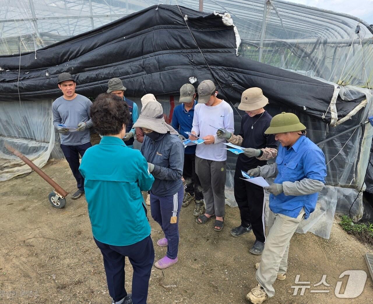 본문 이미지 - 함안군의 외국인 계절근로자 근로 현장 점검(함안군 제공. 재판매 및 DB금지).