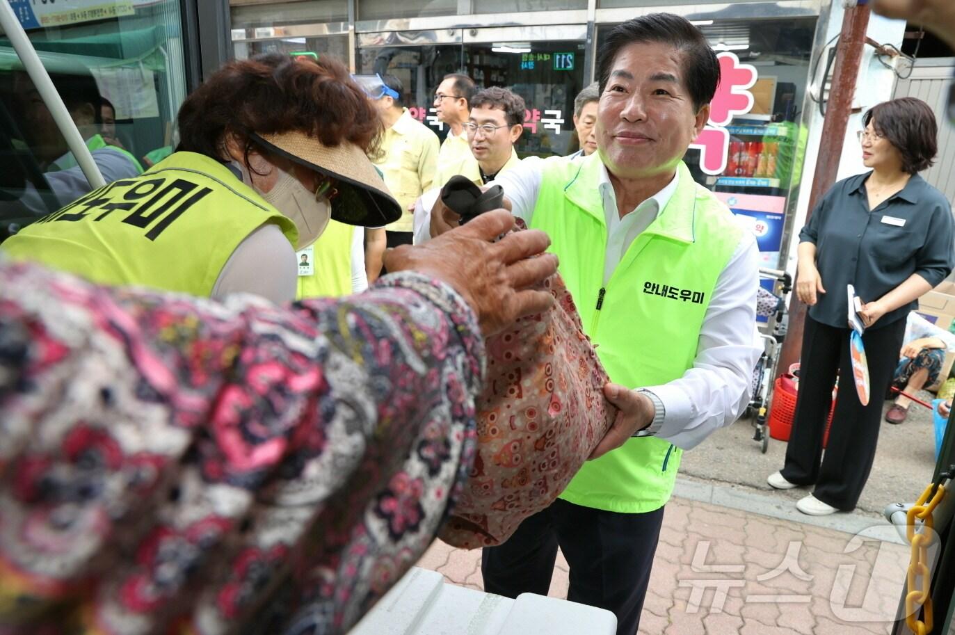 본문 이미지 - 공영민 고흥군수가 1일 관내 곳곳 현장을 돌며 &#39;3주년 민생탐방&#39;을 이어가고 있다.&#40;고흥군 제공. 재판매 및 DB 금지&#41;