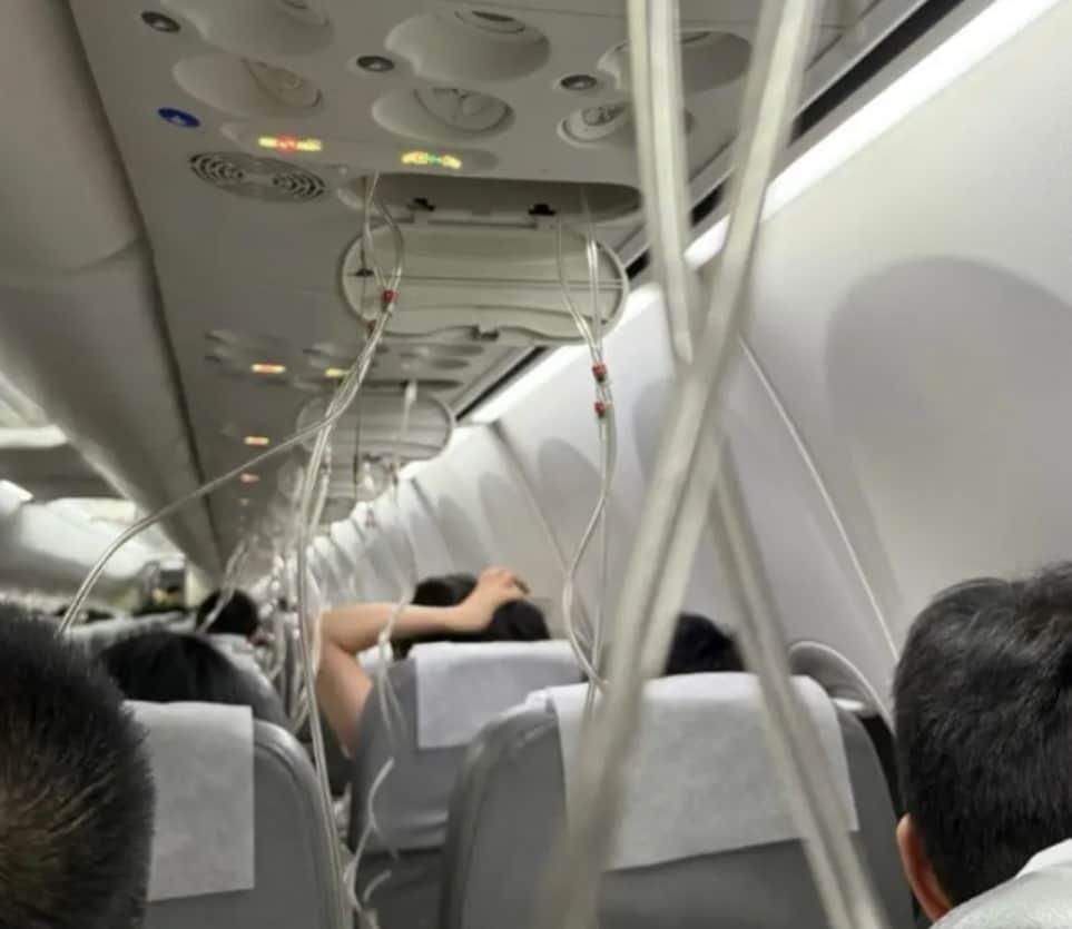 본문 이미지 - 30일 중국 상하이를 출발해 일본 도쿄 나리타공항으로 향하던 스프링 저팬 여객기가 기압 장치 이상으로 급강하하면서 객실 내에 산소마스크가 떨어진 모습. &lt;출처=엑스&#40;X&#41; 게시물 갈무리&gt;