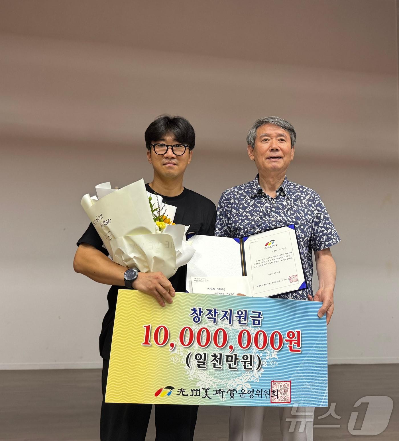 본문 이미지 - 제31회 광주미술상 수상작가 이세현&#40;좌&#41;와 오건탁 이사장 &#40;광주미술상운영위 제공. 재판매 및 DB금지&#41; /뉴스1 