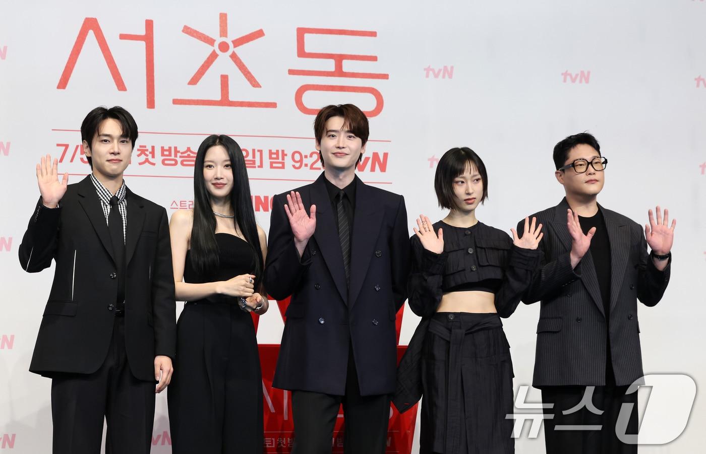 강유석(왼쪽부터)과 문가영, 이종석, 류혜영, 임성재가 1일 오후 서울 구로구 더링크호텔에서 열린 tvN 토일드라마 '서초동' 제작발표회에서 기념촬영을 하고 있다. 매일 서초동 법조타운으로 출근하는 어쏘 변호사 5인방의 희로애락 성장기를 담은 '서초동'은 오는 7월 5일 처음 방송된다. 2025.7.1/뉴스1 ⓒ News1 이동해 기자