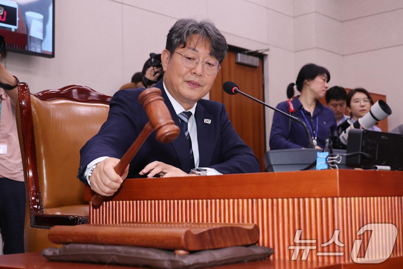 이춘석 국회 법제사법위원회 위원장이 1일 서울 여의도 국회에서 열린 제426회국회(임시회) 제1차 전체회의에서 의사봉을 두드리고 있다. 2025.7.1/뉴스1 ⓒ News1 안은나 기자