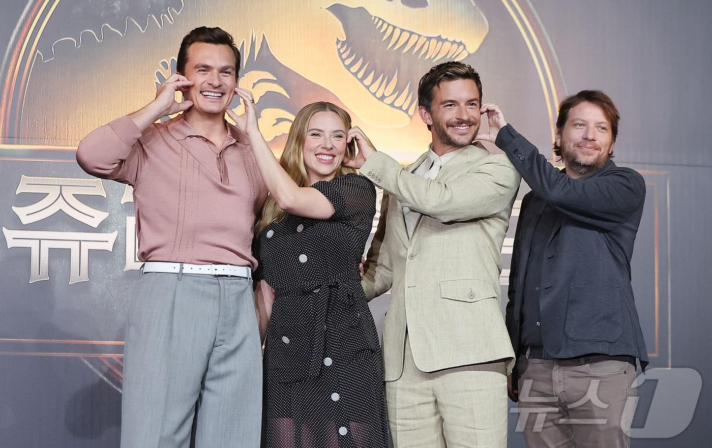 할리우드 배우 루퍼트 프렌드(왼쪽부터), 스칼렛 요한슨, 조나단 베일리, 가렛 에드워즈 감독이 1일 오후 서울 종로구 포시즌스 호텔 서울에서 열린 영화 '쥬라기 월드 : 새로운 시작’ 내한 기자회견에 참석해 포즈를 취하고 있다. '쥬라기 월드 : 새로운 시작'은 인간과 공룡이 공존하는 세상에서 공룡의 DNA를 활용한 신약 개발 과정을 다룬 이야기로, 2일 전 세계 동시 개봉한다. 2025.7.1/뉴스1 ⓒ News1 김진환 기자