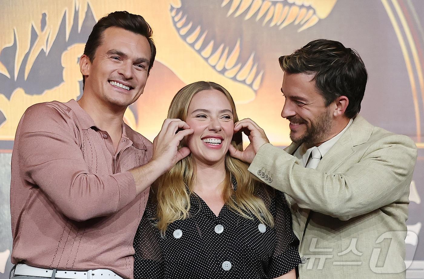 할리우드 배우 루퍼트 프렌드(왼쪽부터), 스칼렛 요한슨, 조나단 베일리가 1일 오후 서울 종로구 포시즌스 호텔 서울에서 열린 영화 '쥬라기 월드 : 새로운 시작’ 내한 기자회견에 참석해 포즈를 취하고 있다. '쥬라기 월드 : 새로운 시작'은 인간과 공룡이 공존하는 세상에서 공룡의 DNA를 활용한 신약 개발 과정을 다룬 이야기로, 2일 전 세계 동시 개봉한다. 2025.7.1/뉴스1 ⓒ News1 김진환 기자