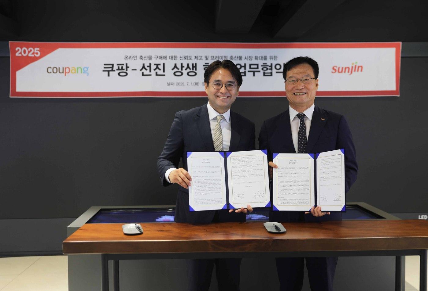 1일 서울 강동구 선진 기업홍보관에서 열린 협약식에 참석한 이성한 로켓프레시 본부장, 이범권 선진 총괄사장(왼쪽부터)이 기념 촬영을 하고 있다(쿠팡 제공).