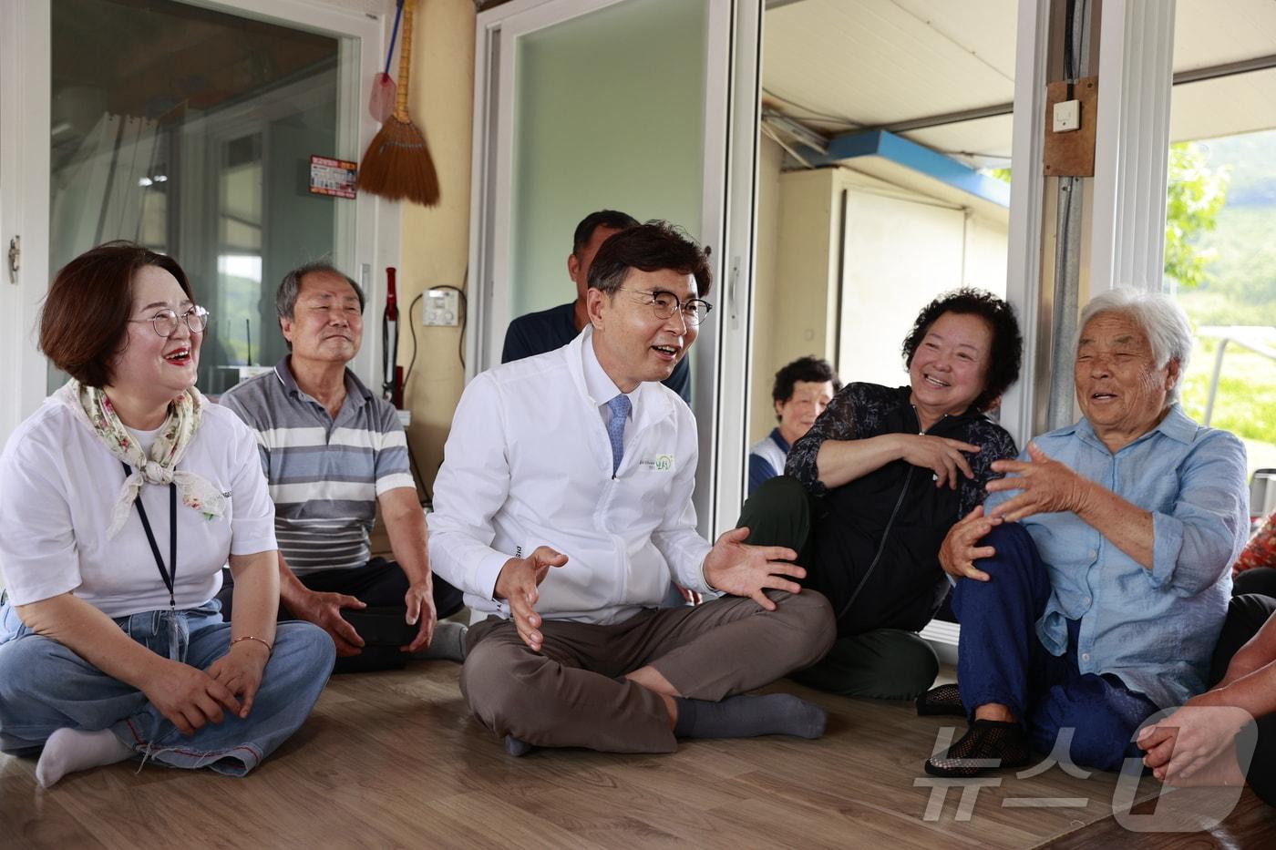 김철우 전남 보성군수가 관내 경로당을 찾아 군민들과 대화를 나누고 있다.&#40;보성군 제공. 재판매 및 DB 금지&#41;