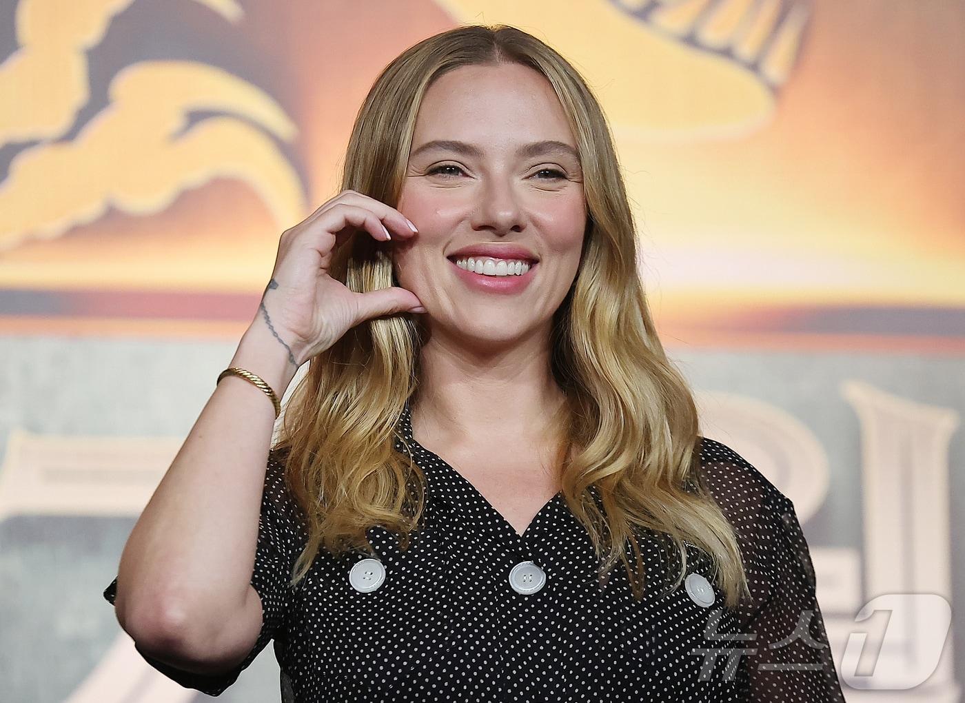 본문 이미지 - 할리우드 배우 스칼렛 요한슨이 1일 오후 서울 종로구 포시즌스 호텔 서울에서 열린 영화 '쥬라기 월드 : 새로운 시작’ 내한 기자회견에 참석해 포즈를 취하고 있다. '쥬라기 월드 : 새로운 시작'은 인간과 공룡이 공존하는 세상에서 공룡의 DNA를 활용한 신약 개발 과정을 다룬 이야기로, 2일 전 세계 동시 개봉한다. 2025.7.1/뉴스1 ⓒ News1 김진환 기자