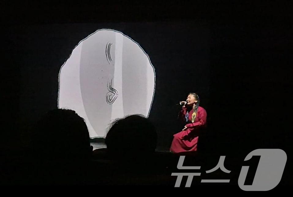 본문 이미지 - 몽골 프로젝트 공연 최우수작으로 선정된 B 팀의 '상호 연결의 춤'.(광주시 제공. 재판매 및 DB 금지)