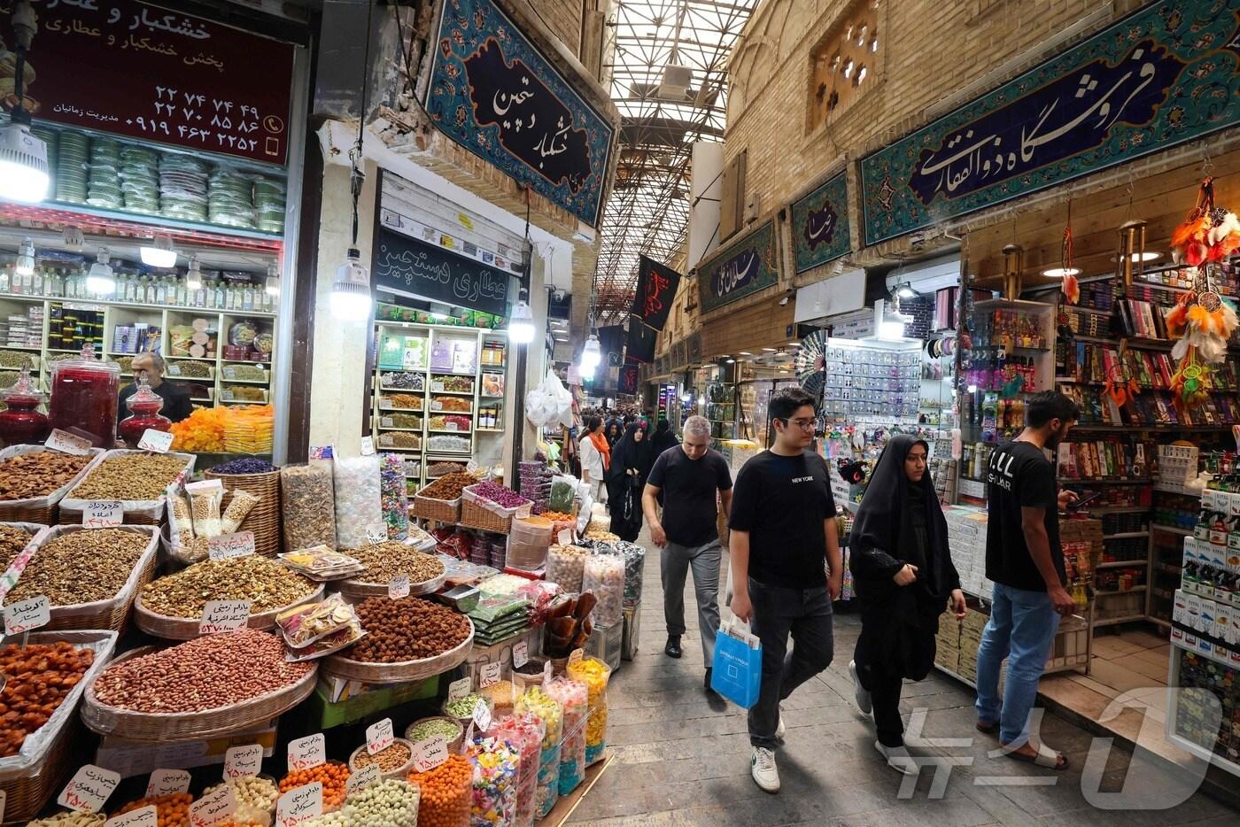 30일(현지시간) 시민들이 이란 수도 테헤란에 위치한 타즈리시 바자르 시장의 상점들을 둘러보고 있다. 2025.06.30 ⓒ AFP=뉴스1
