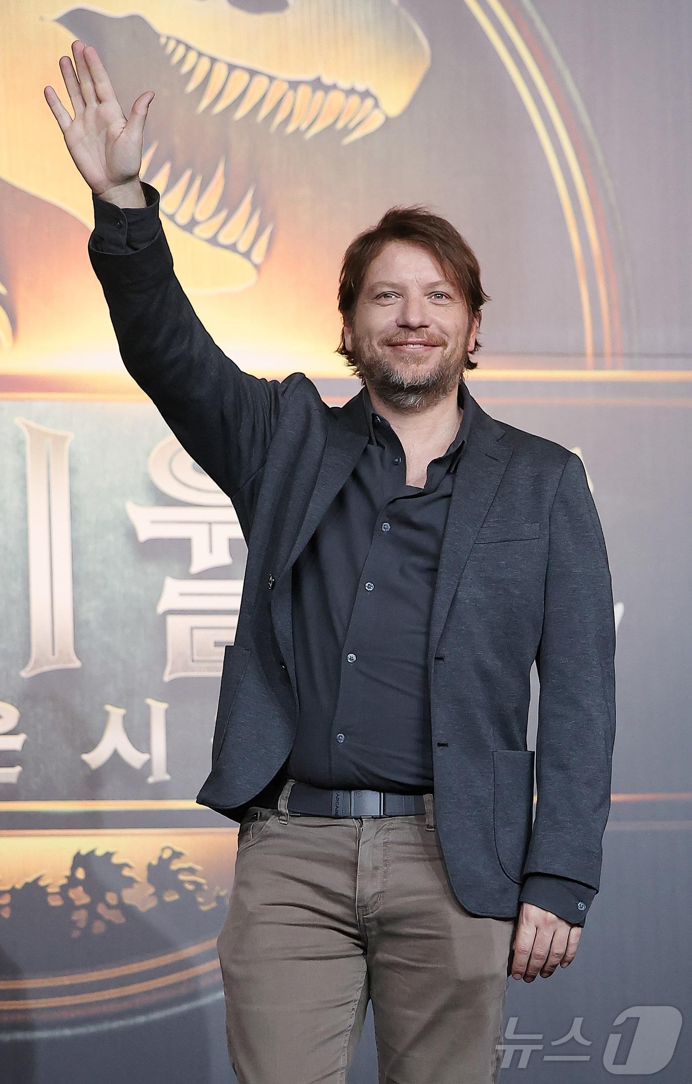 본문 이미지 - 가렛 에드워즈 감독이 1일 오후 서울 종로구 포시즌스 호텔 서울에서 열린 영화 '쥬라기 월드 : 새로운 시작’ 내한 기자회견에 참석해 포즈를 취하고 있다. '쥬라기 월드 : 새로운 시작'은 인간과 공룡이 공존하는 세상에서 공룡의 DNA를 활용한 신약 개발 과정을 다룬 이야기로, 2일 전 세계 동시 개봉한다. 2025.7.1/뉴스1 ⓒ News1 김진환 기자