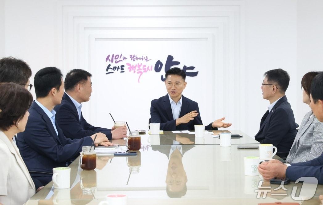 본문 이미지 - 이계삼 안양시 부시장&#40;가운데&#41;이 1일 오전 시청에서 간부공무원들과 환담을 나누고 있다.&#40;안양시 제공. 재판매 및 DB금지&#41;/뉴스1