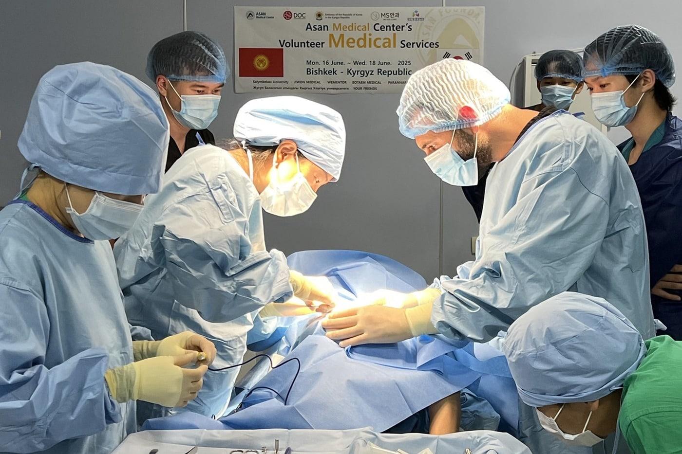 서울아산병원 의료봉사단이 최근 키르기스스탄으로 의료봉사를 다녀왔다. 사진은 서울아산병원 의료봉사단이 현지 주민을 수술하는 모습.(서울아산병원 제공)
