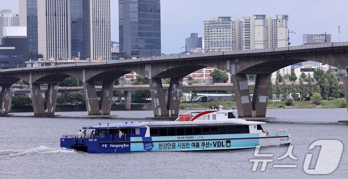 시민들을 태운 한강버스가 1일 여의도 선착장을 출발해 뚝섬 선착장으로 향하고 있다.  2025.7.1/뉴스1 ⓒ News1 박지혜 기자