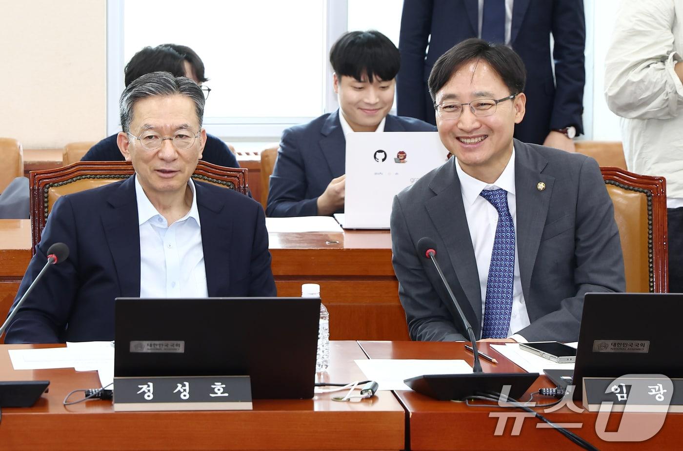 더불어민주당 의원인 정성호 법무부 장관 후보자(왼쪽)와 임광현 국세청장 후보자가 1일 서울 여의도 국회에서 열린 2025년도 제2회 추가경정예산안(정부) 관련 기획재정위원회 전체회의에서 대화하고 있다. 2025.7.1/뉴스1 ⓒ News1 김민지 기자