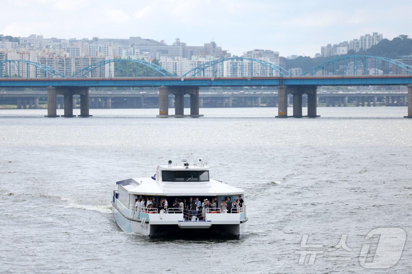 시민들을 태운 한강버스가 여의도 선착장을 출발해 뚝섬 선착장으로 향하고 있다. &#40;공동취재&#41; /뉴스1 ⓒ News1 박지혜 기자