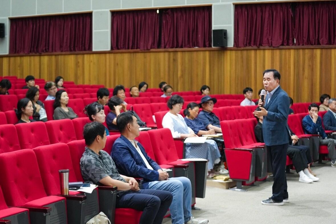 본문 이미지 - 김지철 충남교육감(오른쪽)이 농어민 명예교사를 대상으로 인사말을 하고 있다.(충남교육청 제공. 재판매 및 DB금지)/뉴스1 