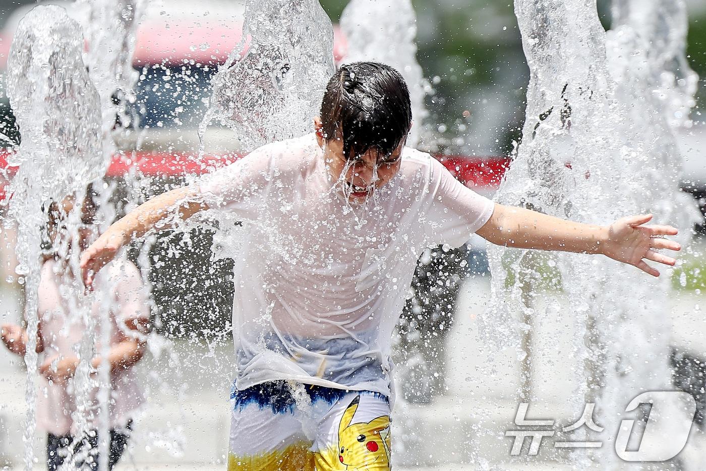 전국이 고온다습한 기후 속에 서울 지역 낮 최고기온이 30도까지 올라 찜통더위가 찾아온 1일 서울 종로구 광화문광장 바닥 분수대에서 외국인 관광객 어린이들이 물놀이를 하며 무더위를 잊고 있다. 2025.7.1/뉴스1 ⓒ News1 민경석 기자