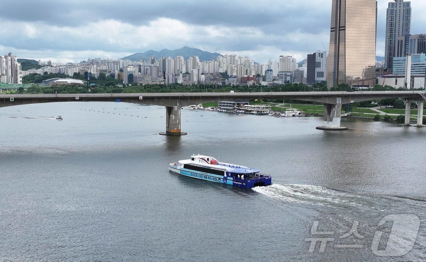 1일 시민 체험 시범 운항을 시작한 서울 한강버스가 서울 여의도 선착장을 출발해 한강을 지나가고 있다. (공동취재) 2025.7.1/뉴스1 ⓒ News1 박지혜 기자
