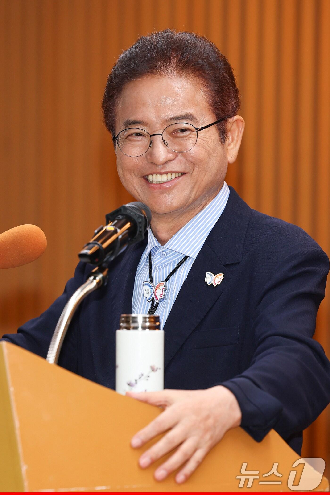 본문 이미지 - 이철우 경북지사가 2025년 7월 리얼미터 광역단체장 직무수행 평가에서 취임 이후 처음으로 1위를 기록했다. 2025.7.1/뉴스1 ⓒ News1 김대벽 기자