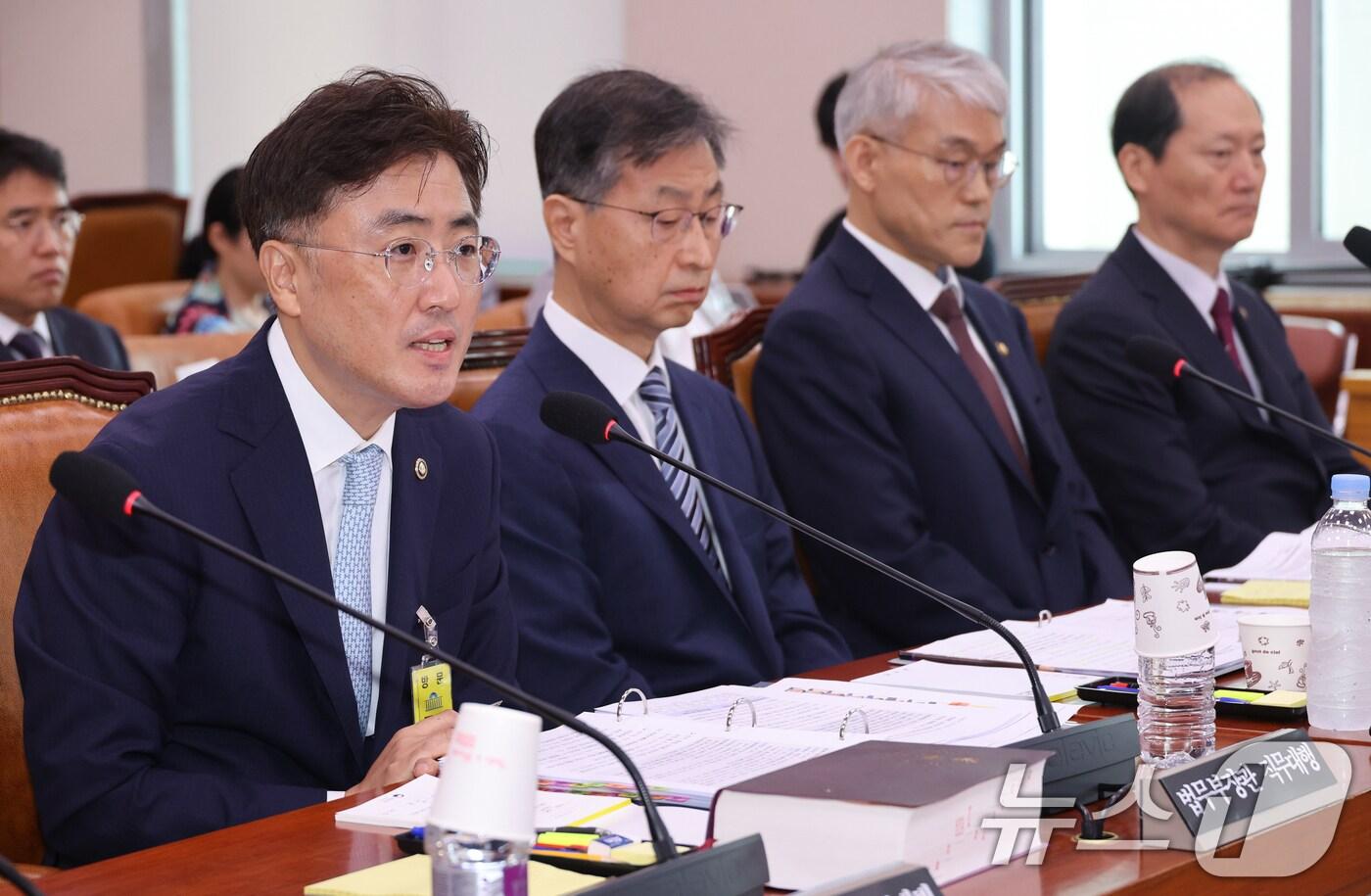 이진수 법무부 장관 직무대행(차관)이 1일 서울 여의도 국회에서 열린 제426회국회(임시회) 법제사법위원회 제1차 전체회의에 출석해 의원 질의에 답하고 있다. 2025.7.1/뉴스1 ⓒ News1 안은나 기자