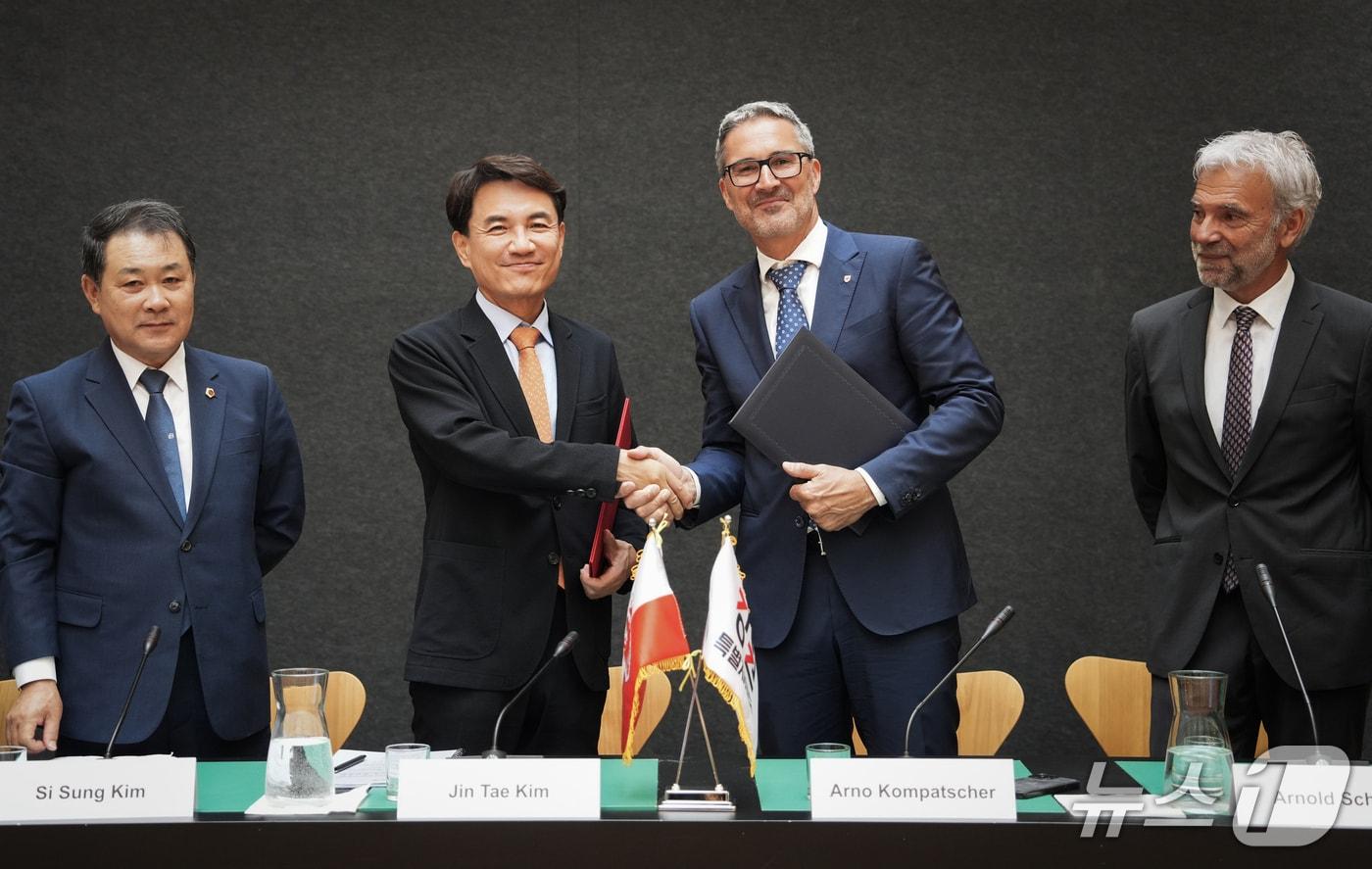 김진태 강원도지사는 30일&#40;현지 시각&#41; 이탈리아 남티롤 도청에서 아르노 콤파처&#40;Arno Kompatscher&#41; 도지사를 만나 자치분권을 비롯한 지역경제 활성화 및 균형발전을 위한 다양한 의견을 교환했다.&#40;강원도 제공. 재판매 및 DB금지&#41;/뉴스1