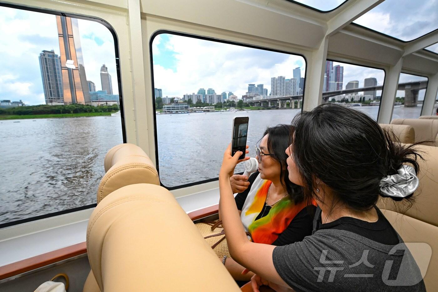 서울 영등포구 여의도 선착장에서 시민체험단이 기념사진을 촬영하고 있다. &#40;공동취재&#41; 2025.7.1/뉴스1 ⓒ News1 박지혜 기자