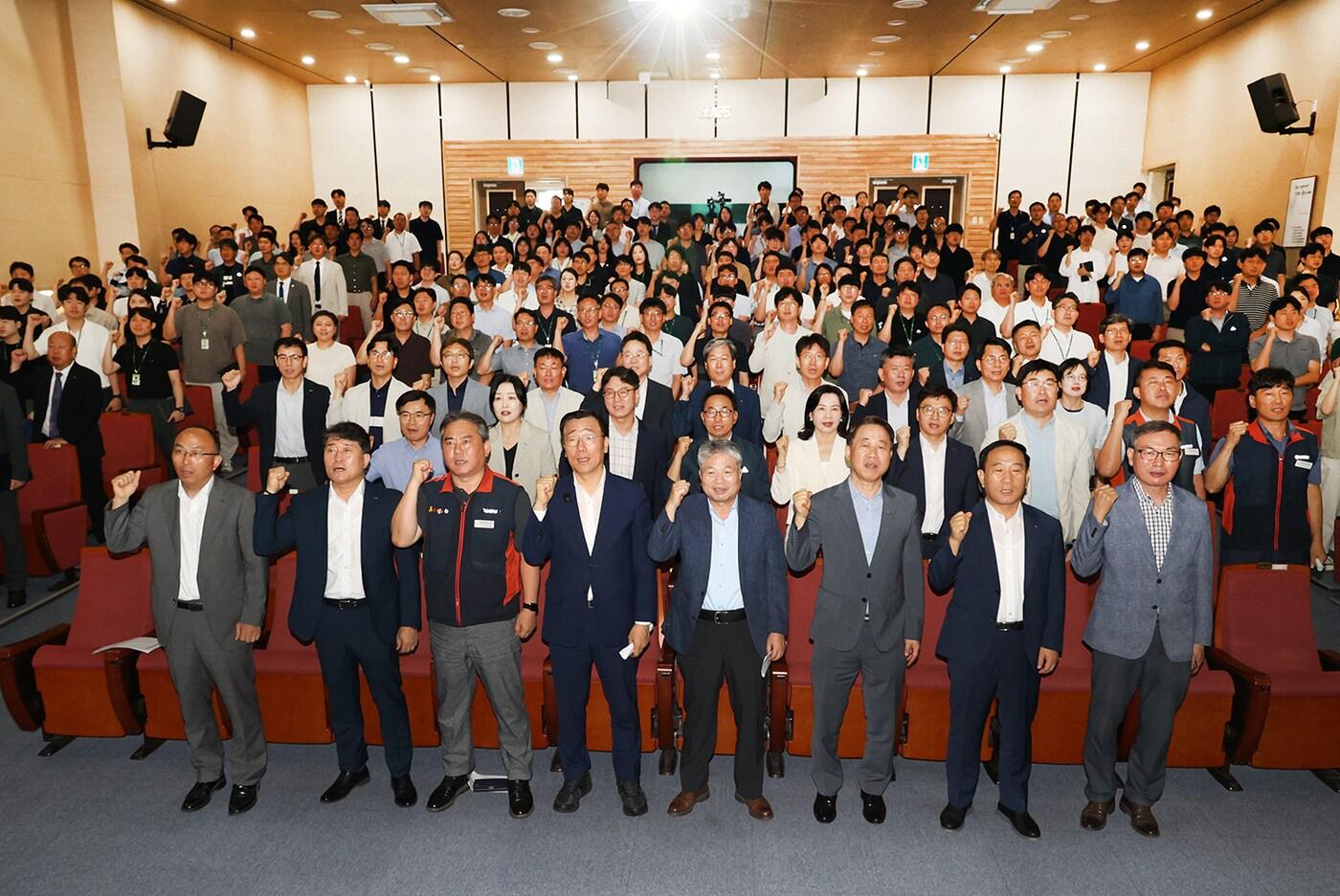 한국국토정보공사&#40;LX&#41; &#39;제48주년 창사 기념식&#39;에서 임직원들이 기념사진을 찍고 있다. /LX 제공