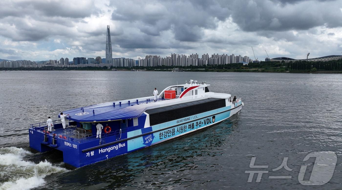 한강버스가 서울 광진구 뚝섬 선착장을 떠나 송파구 잠실 선착장으로 이동하고 있다. &#40;공동취재&#41; 2025.7.1/뉴스1 ⓒ News1 박지혜 기자