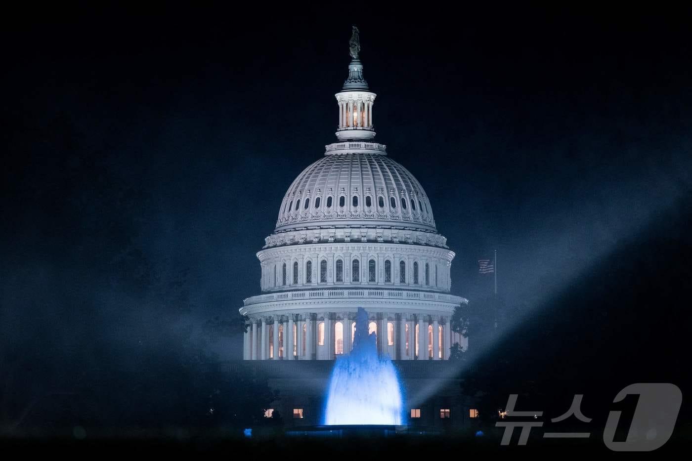 1일&#40;현지시간&#41; 새벽 미국 수도 워싱턴 DC에 위치한 의회 의사당이 환하게 불이 켜져 있다. ⓒ AFP=뉴스1 ⓒ News1 신기림 기자
