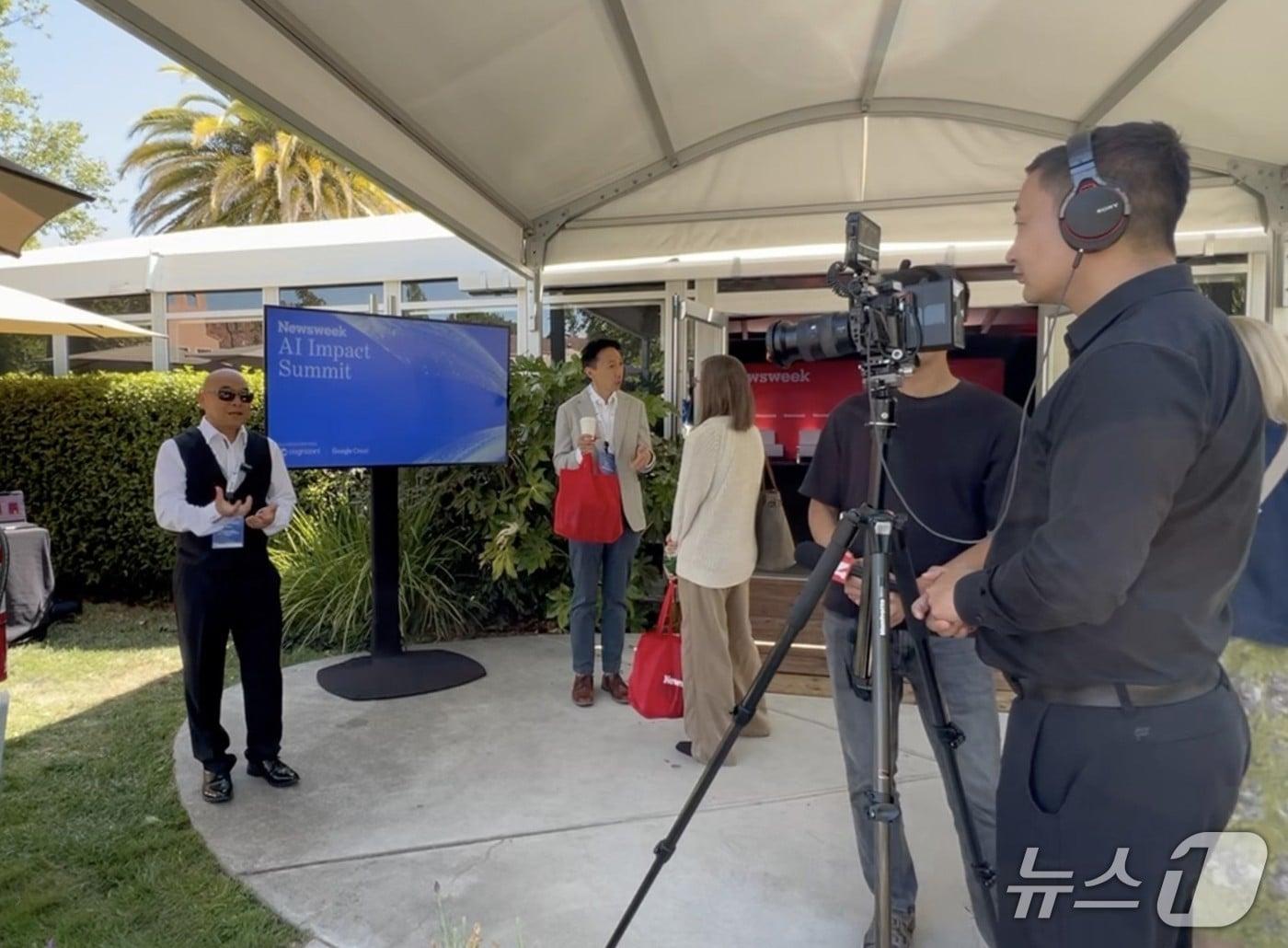 본문 이미지 - 'Newsweek AI Impact Summit'에서 안창욱 교수가 현지 언론사와 인터뷰를 진행하고 있다.(지스트 제공, 재판매 및 DB금지)/뉴스1 