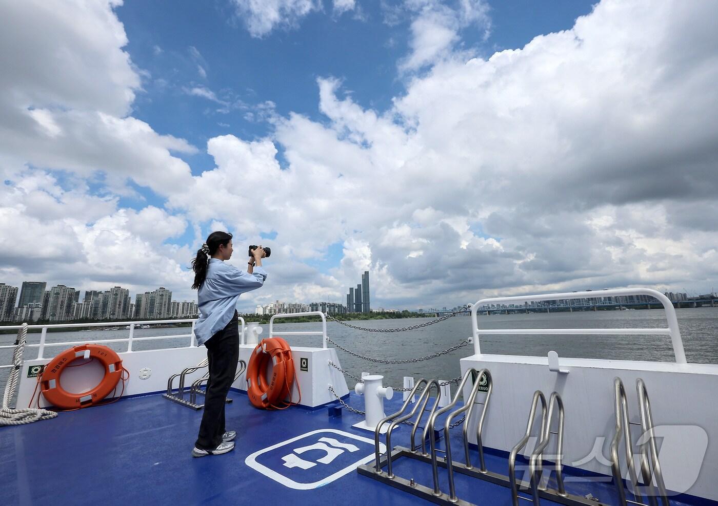 한강버스가 정식 취항을 앞두고 시범운항에 나선 1일 시민들이 기념사진을 찍으며 즐거운 시간을 보내고 있다. &#40;공동취재&#41; 2025.7.1/뉴스1 ⓒ News1 박지혜 기자