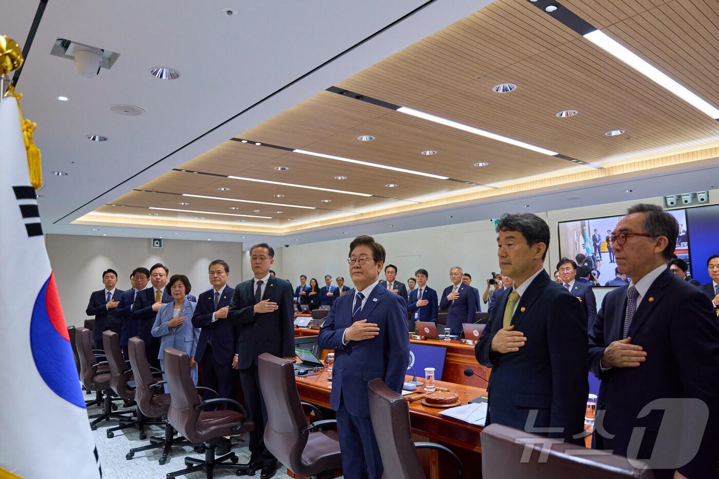 이재명 대통령이 7월 1일 서울 용산 대통령실 청사에서 열린 국무회의에서 국민의례를 하고 있다. (대통령실 제공. 재판매 및 DB 금지) 2025.7.1/뉴스1 ⓒ News1 이재명 기자