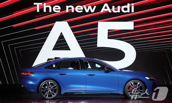 본문 이미지 - 1일 서울 영등포구 여의도 콘래드 서울 호텔 그랜드볼룸에서 열린 아우디 신차 공개 행사에서 신형 중형 세단 '더 뉴 아우디 A5'가 공개되고 있다. 2025.7.1/뉴스1 김진환 기자