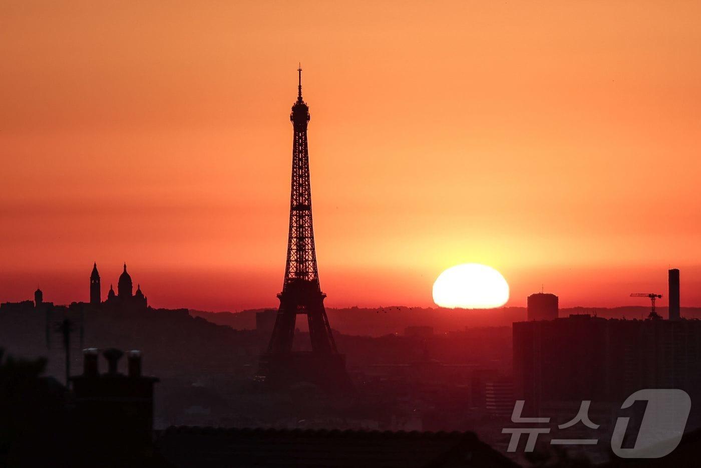 올 여름 유럽을 강타한 폭염으로 인해 파리시는 에펠탑 꼭대기를 폐쇄하고 속도 제한을 시행하는 등 폭염 주의, 적색 경보를 발령했다. 2025.7.1ⓒ AFP=뉴스1 ⓒ News1 신기림 기자