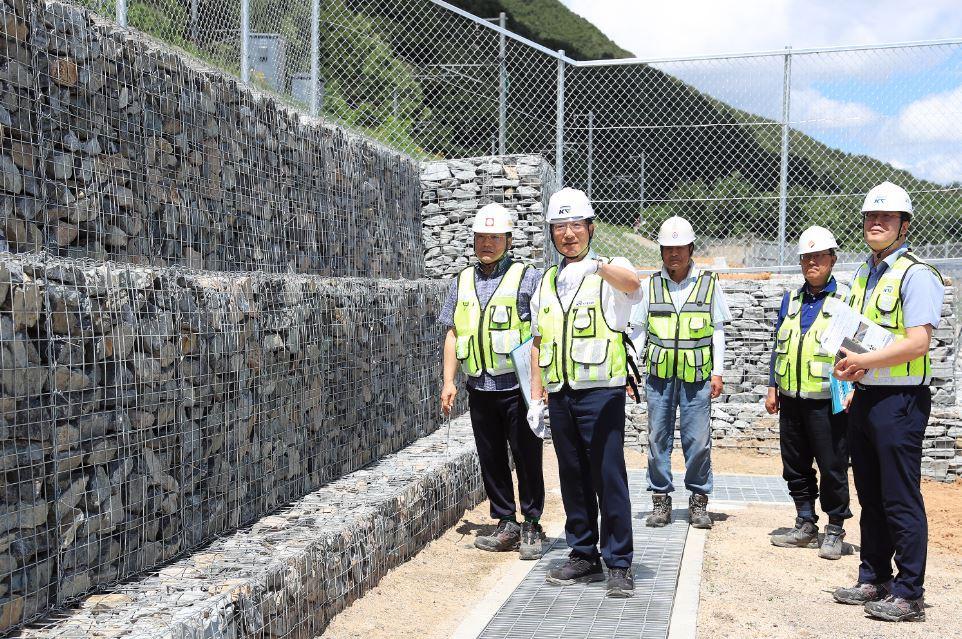 본문 이미지 - 이성해 국가철도공단 이사장과 관계자들이 경부선 수해복구 현장 점검을 하고 있다.(국가철도공단 제공)