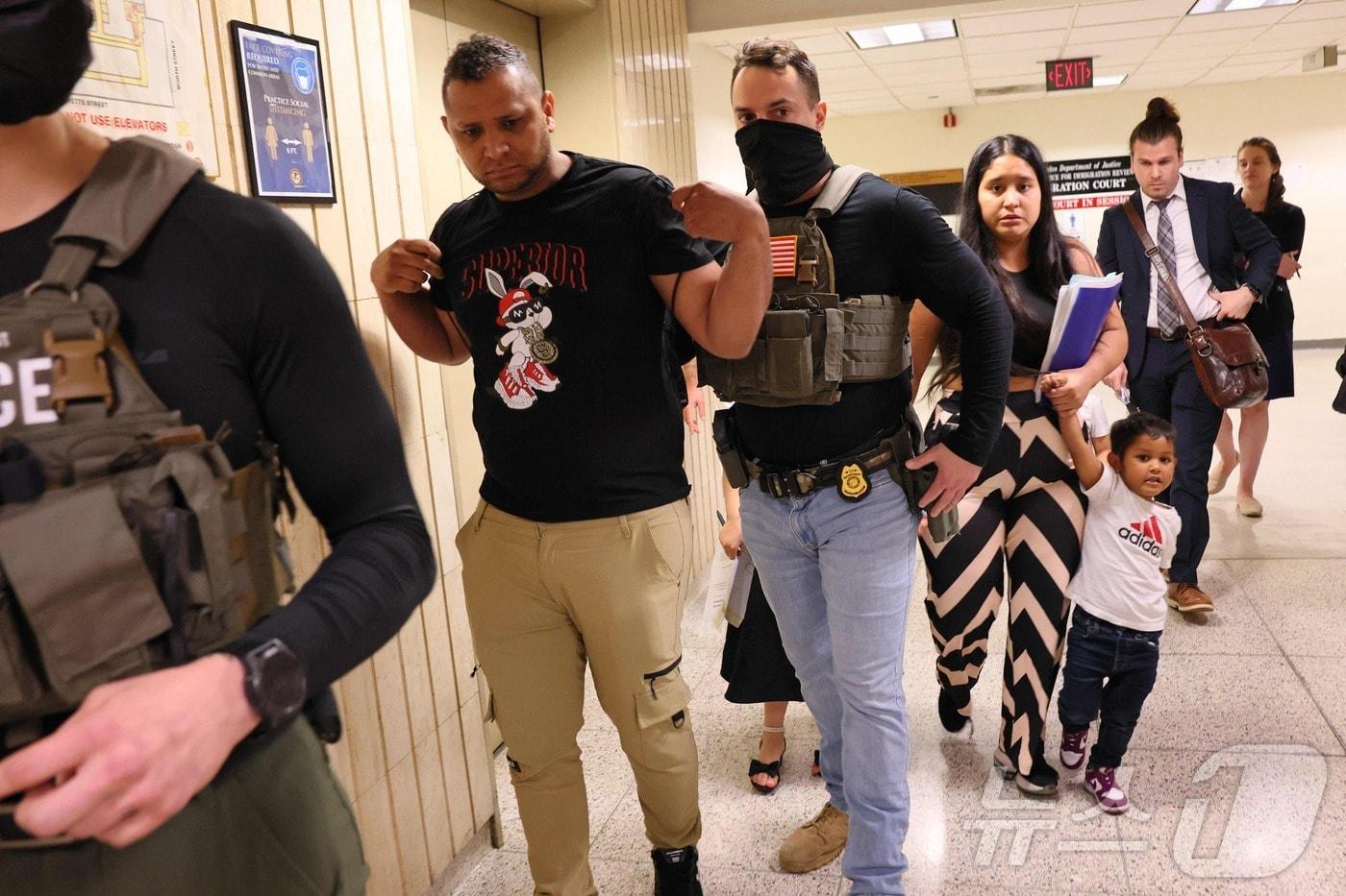 미 이민세관단속국(ICE) 요원이 뉴욕시 제이컵 K. 재비츠 연방건물 내 이민 법정을 나서던 남성을 구금하려 시도하고 있다. 이 남성은 이후 석방됐다. ICE는 정기 출석 점검이나 이민 재판을 위해 법원을 찾은 방문자를 구금하는 방식으로 단속을 강화하고 있다. 2025.6.30 ⓒ AFP=뉴스1 ⓒ News1 윤다정 기자