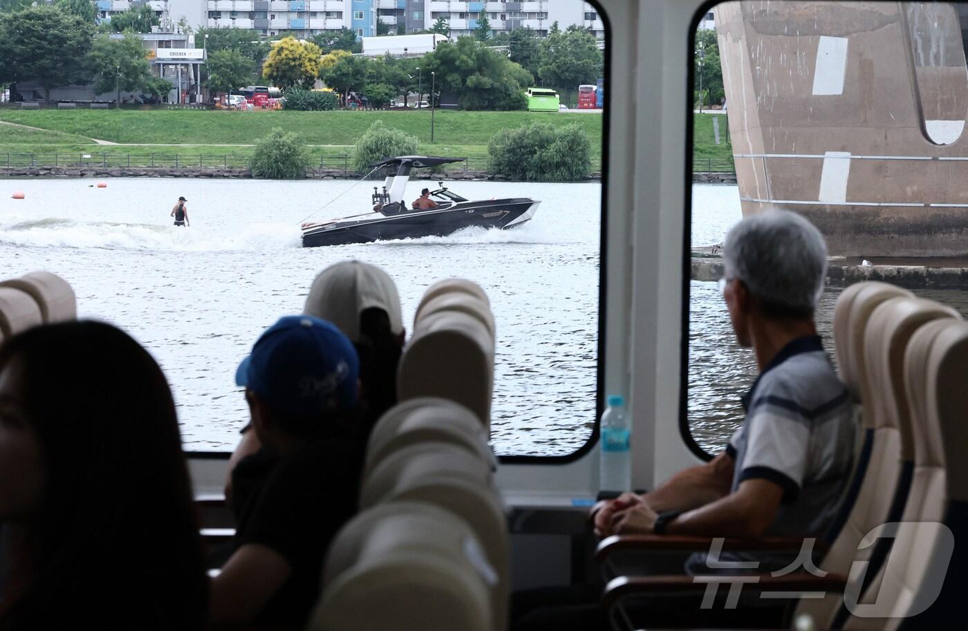 한강버스가 체험 운항을 시작한 1일 서울 영등포구 여의도 일대에서 시민체험단이 한강을 바라보고 있다. (공동취재) 2025.7.1/뉴스1 ⓒ News1 박지혜 기자