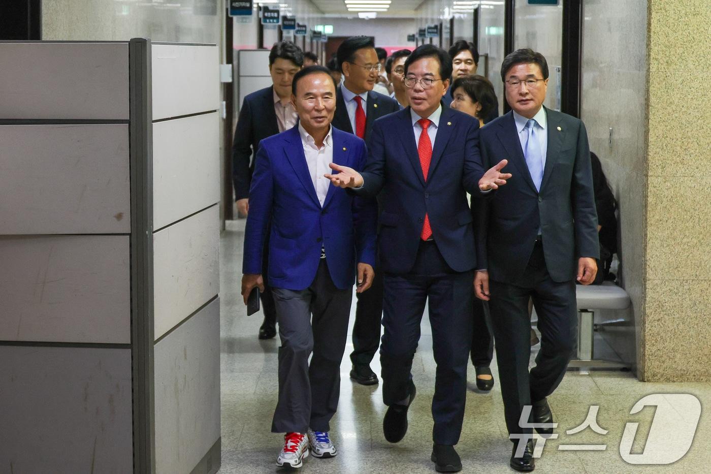 송언석 국민의힘 비상대책위원장 겸 원내대표(가운데), 박덕흠(왼쪽), 김대식 비대위원이 1일 오후 서울 여의도 국회에서 비공개로 열린 비상대책위원회의에 입장하고 있다. 2025.7.1/뉴스1 ⓒ News1 안은나 기자