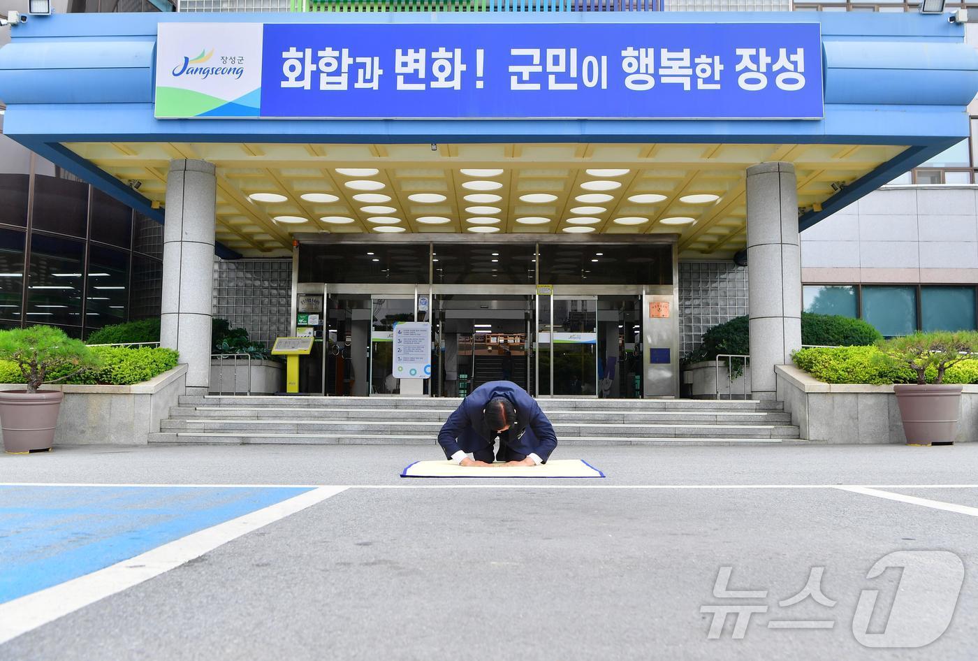 김한종 전남 장성군수가 1일 민선 8기 취임 3주년을 맞아 군청사 앞에서 군민을 위한 큰절을 하고 있다.(장성군 제공. 재배포 및 DB 금지)